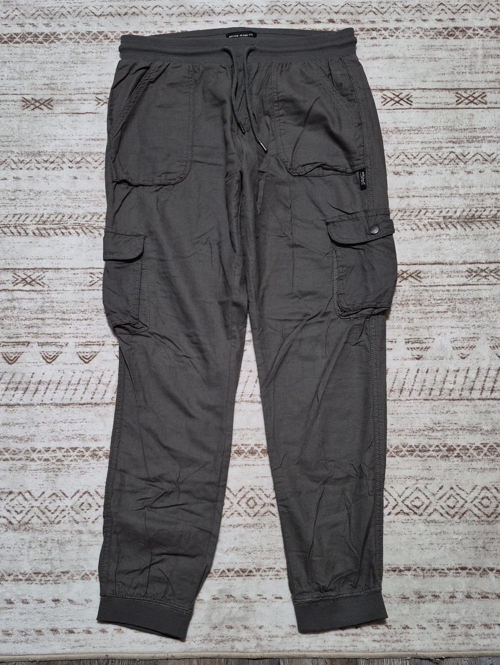 Silver Jeans Women's Cargo Jogger Pants in Charcoal